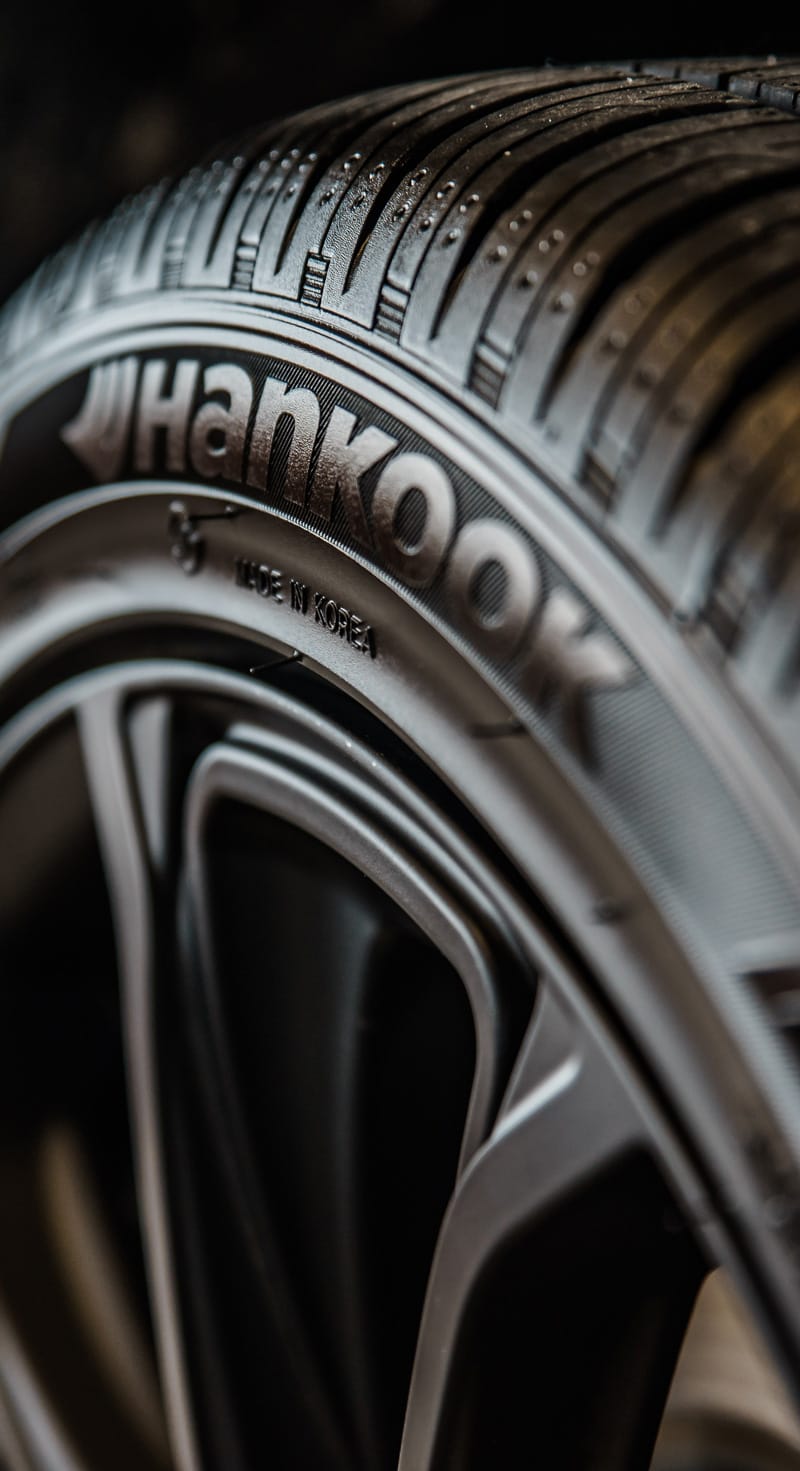 Närbild på ett Hankook-däck monterat på mörk aluminiumfälg