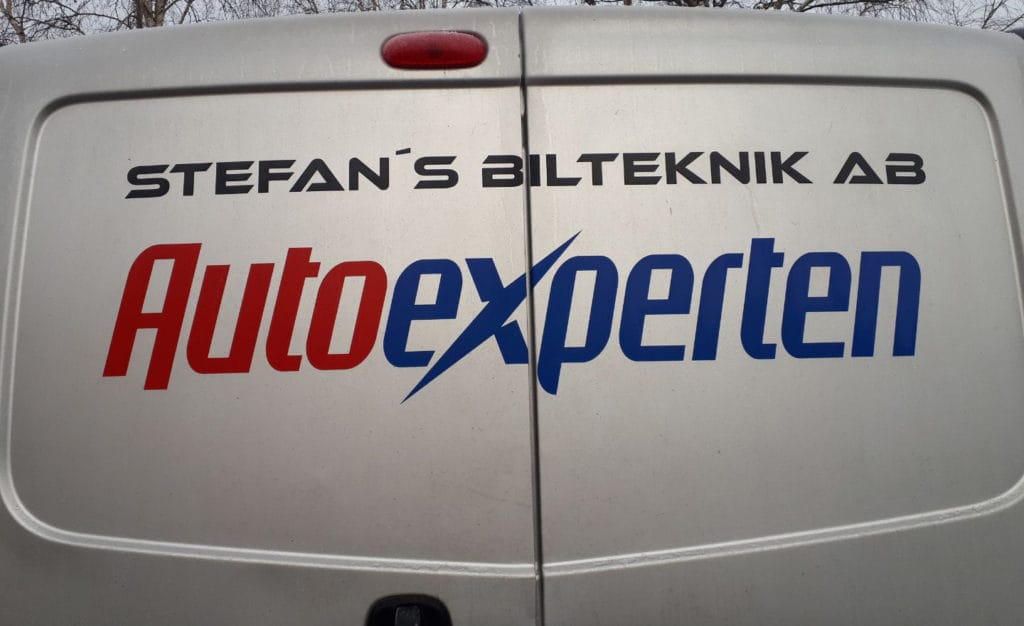 Bakdörrarna på Stefan's Biltekniks servicebil med företagets och Autoexpertens dekaler