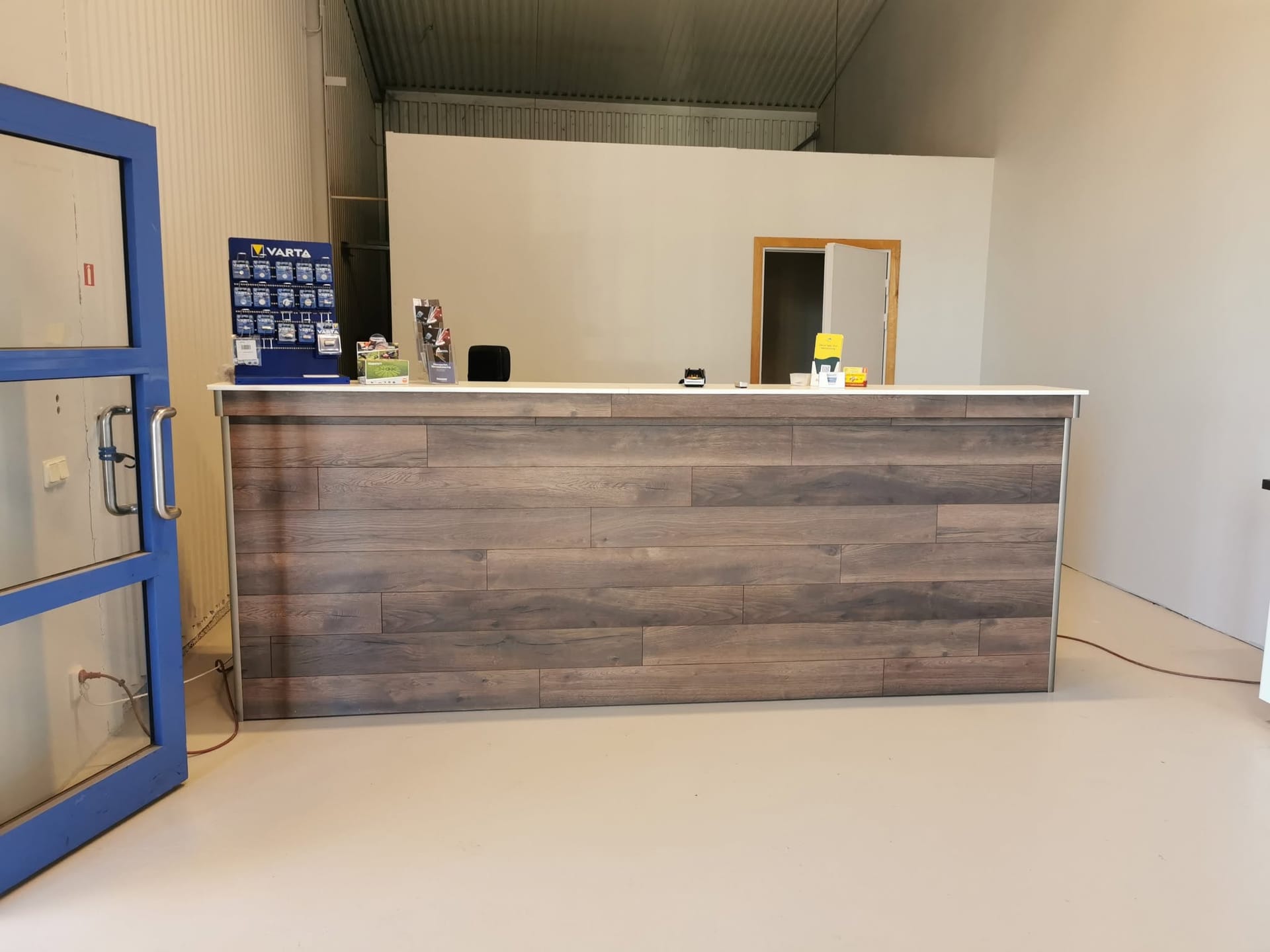 Receptionsdisken i trä i verkstadens butiksdel